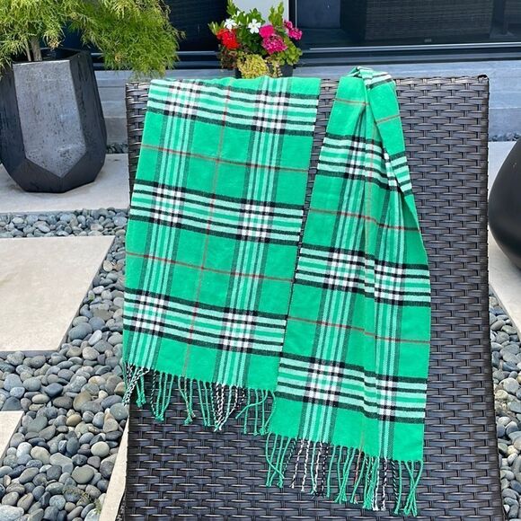 Scarf plaid, unisex, soft, like new green soft warm. Luxurious no smoke. - Picture 1 of 5